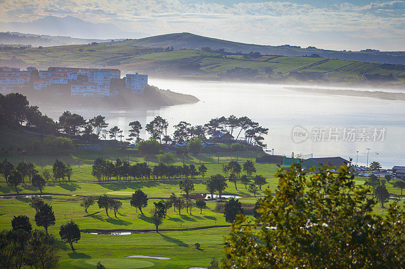 Mogro estuary。高尔夫球场Abra del Pas, Mogro, Cantabria